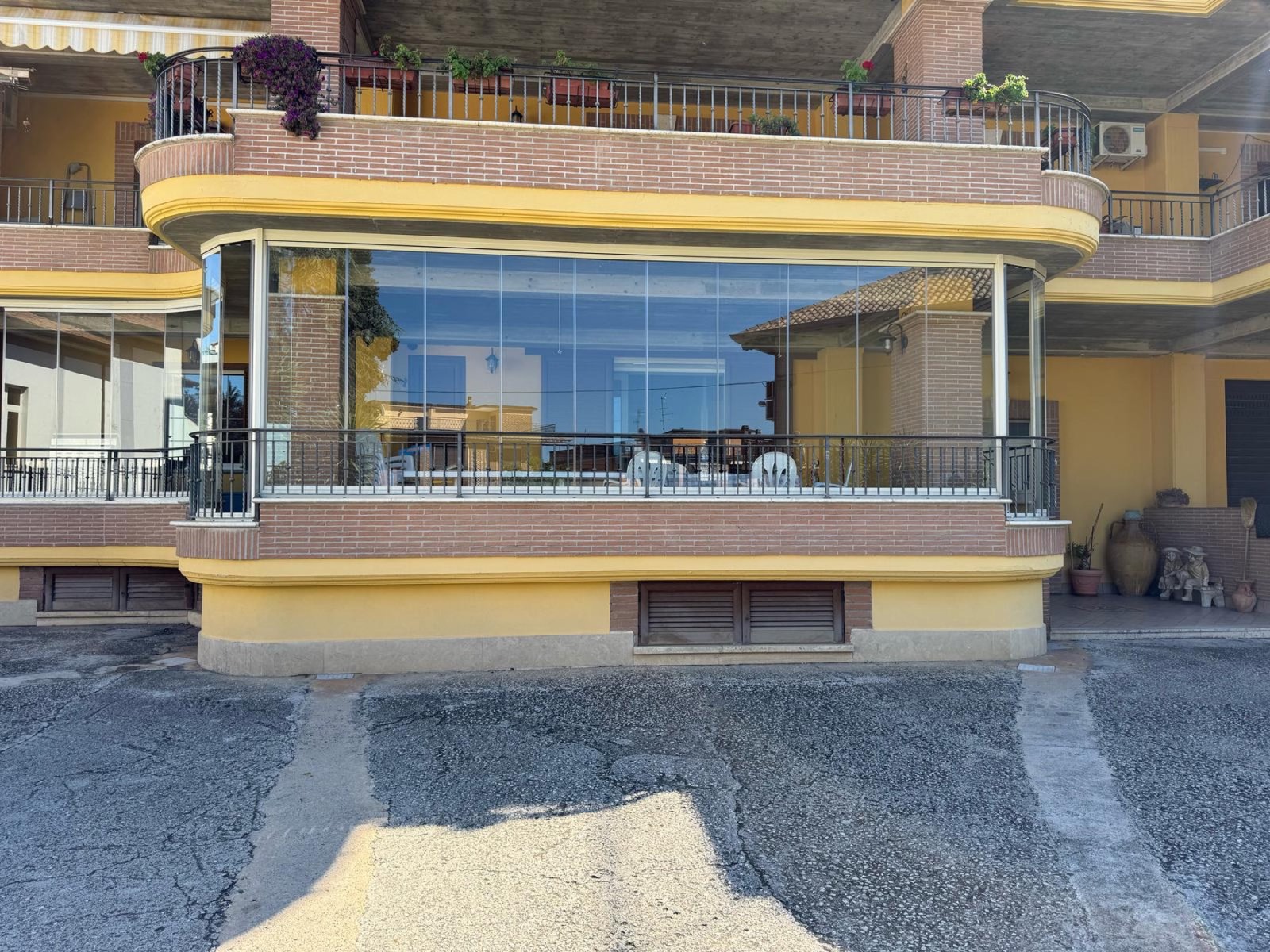 Terrazzo di condominio chiuso con vetrate panoramiche